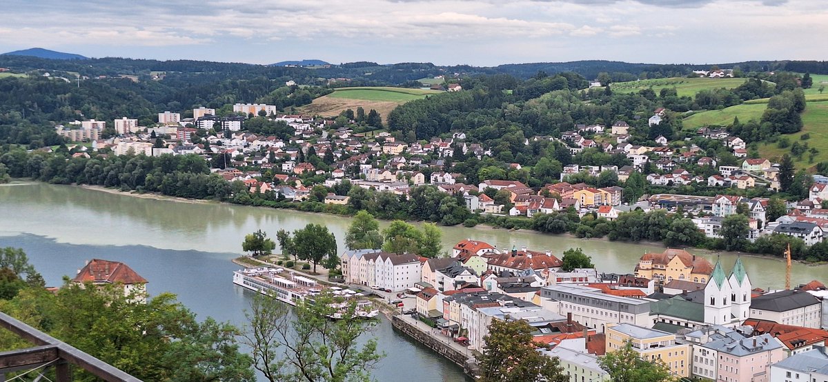 A3Vol's tweet photo. Vandaag naar Schärding (Oostenrijk) en Passau (Duitsland) geweest. Beide zijn schitterend. Bij de laatste foto is het groene water de Inn en het blauwe de Donau.
Today I went to Schärding (Austria) and Passau (Germany). Both are magnificent.
#Scharding #Passau #inn #Donau #danube https://t.co/9HHnKhxqku