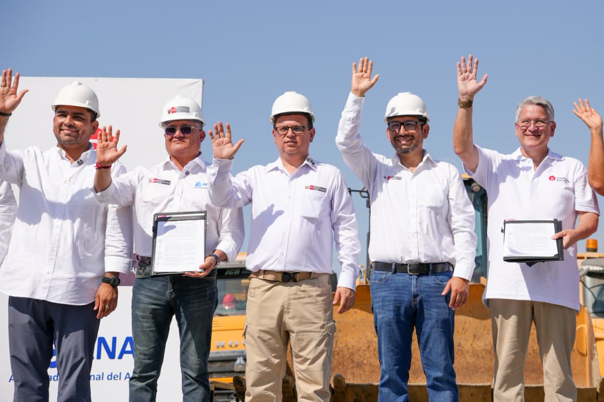 ANAPeru's tweet photo. 💧📷 La ANA y la Fundación Romero firmaron un convenio para fortalecer la preparación frente al Fenómeno El Niño 2026-2027 en Piura. La alianza permitirá descolmatar 4.85 km del río Piura (tramo Ejidos - Puente Bolognesi), protegiendo a cerca de 15,000 habitantes. https://t.co/1YLc3w2Ceb