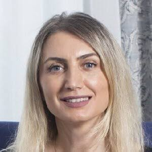 SozebesiOzel's tweet photo. Güzel, eğitimli,ne giyeceğini ne diyeceğini bilen üç çocuk anası bir kadın,karalar bağlayıp süklüm püklüm dolaşmıyor;haksızlığa uğrayanın da sesi öncüsü. Önce densizlere eklenen şavalak kadınlar,sonra bütün kendini bilmezler,size ne ulan denize girer,parka bahçeye gider,size ne! https://t.co/NaEb26CQel