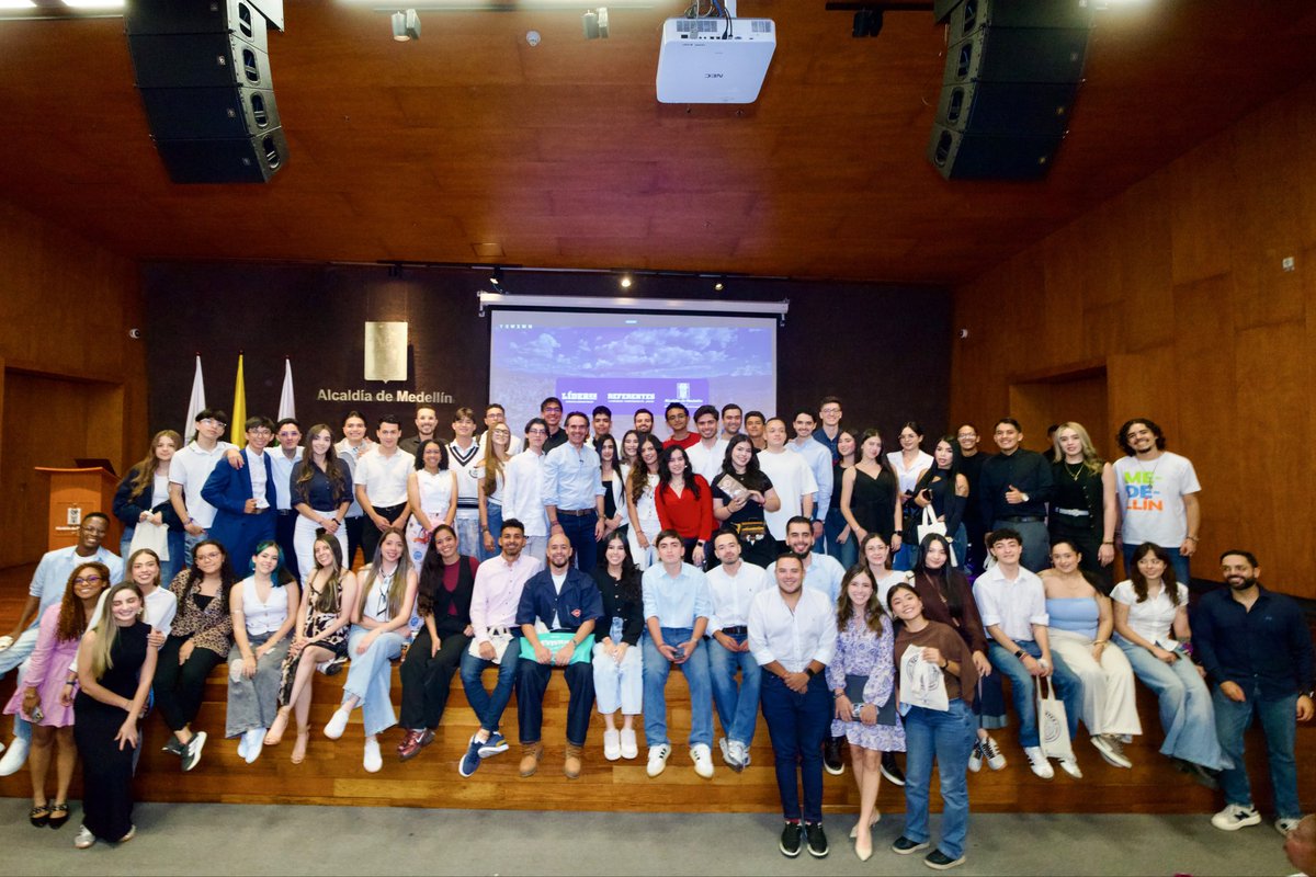 FicoGutierrez's tweet photo. En Medellín creemos en nuestros líderes❤️. 

Hoy recibimos a 55 jóvenes de la cuarta cohorte de Referentes y a 52 adultos de la primera cohorte de Líderes. Son 107 personas de todas las comunas y corregimientos de que se formarán en liderazgo público junto a la Universidad EIA.

A estas 107 personas y a todos los que, en su vida cotidiana son líderes: no dejen nunca de soñar y hagan siempre las cosas bien. Nosotros tenemos la responsabilidad de abrirles oportunidades para que puedan convertir esas ganas de servir en transformaciones reales.

Medellín y Colombia necesitan gente buena que se atreva a liderar🙏🏻.