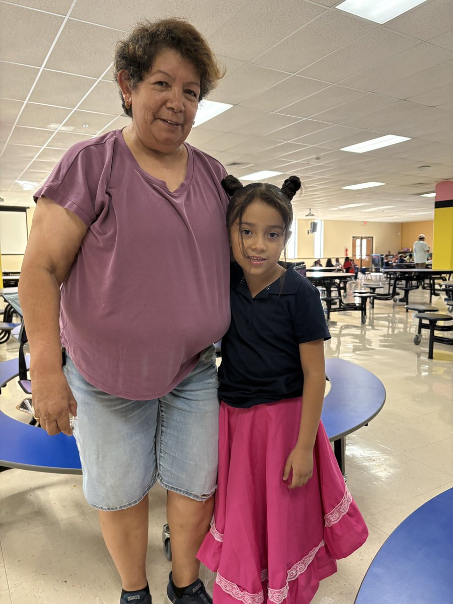 BgcElpaso's tweet photo. Families at Club Sambrano are having “SEW” much fun as they prepare for their 16 de Septiembre and Dia de los Muertos folklorico performances. Moms and grandmas of our dance mini club are making the folklorico skirts - and learning how to sew - and having fun along the way! https://t.co/gMmCrq4a5X