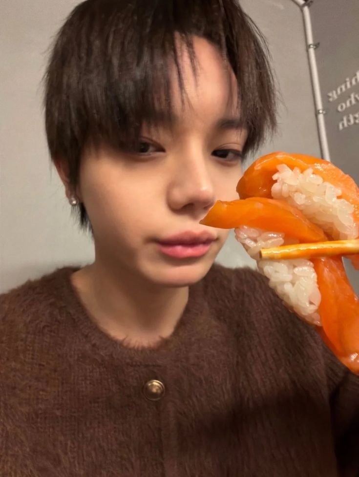 the21january's tweet photo. My first SSD wgwg :D judulnya date sama si (my) doyan makan 😋🩷💨

#SHOTTIESselcaday #4shosd #SSD #LNGSHOT #OHYUL  #오율 @LNGSHOT4sho https://t.co/JXcP9tbmcd