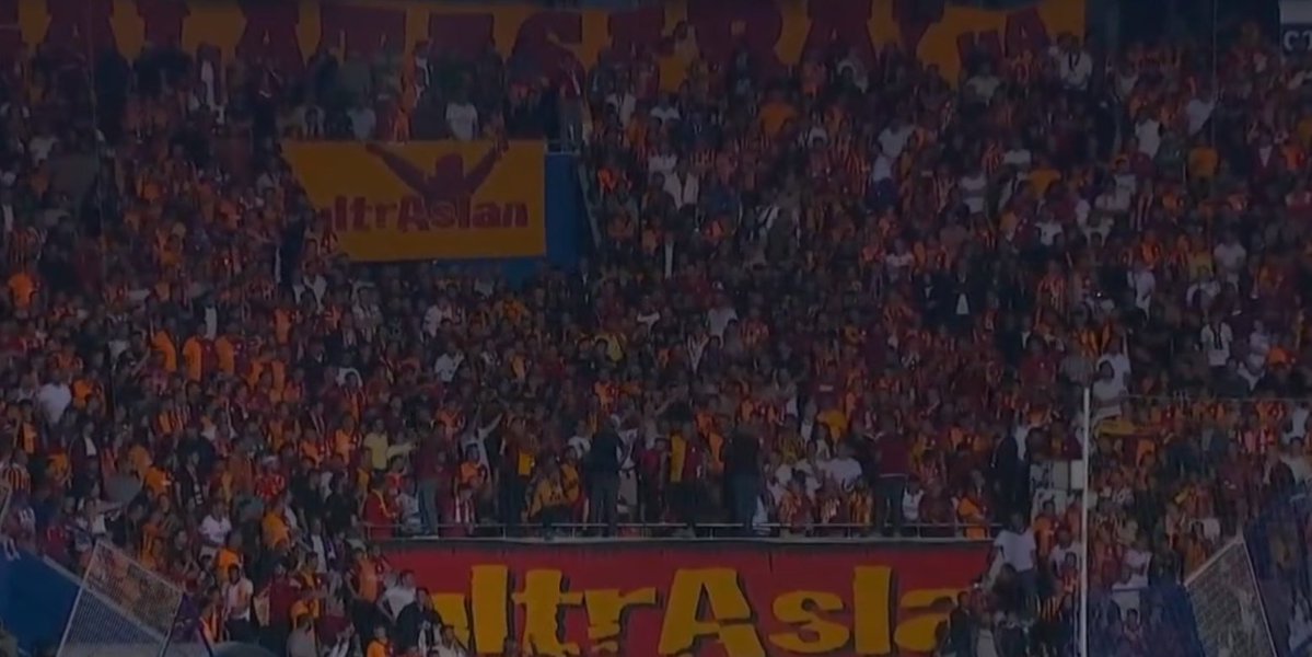 samiyengundem's tweet photo. Galatasaray taraftarı, Erzurumspor lehine tezahürat yaptı. https://t.co/IIiwnYewlT