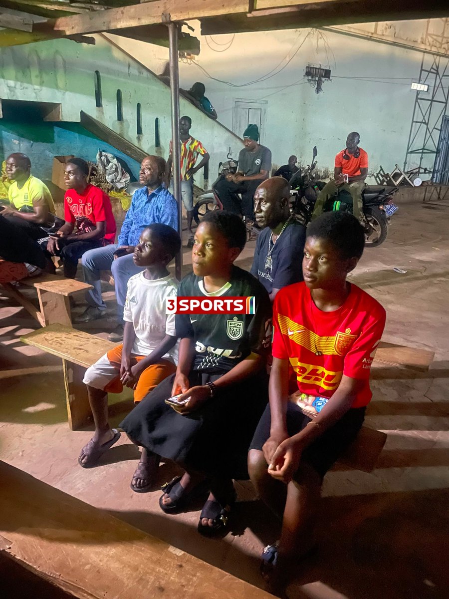 3SportsGh's tweet photo. Siblings of Yirenkyi watch his Premier League debut against Arsenal

#3Sports https://t.co/SdOqPBtbGF