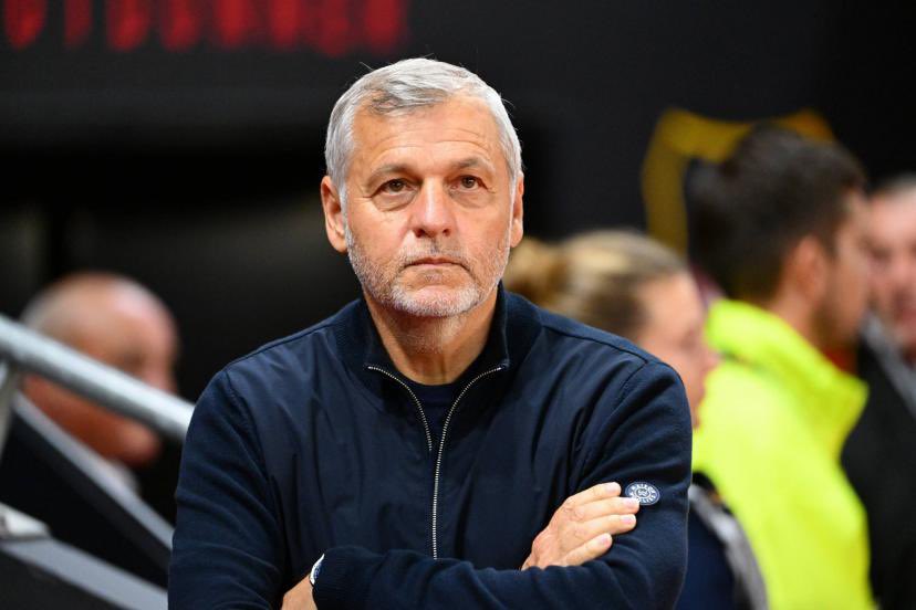 FFLose's tweet photo. Il a battu Guardiola, Mourinho, Simeone et Ancelotti.

Pourtant il s’apprête à réaliser un exploit encore plus grand.

Apporter de la sérénité à l’Olympique de Marseille. https://t.co/i7Z38kn0IB