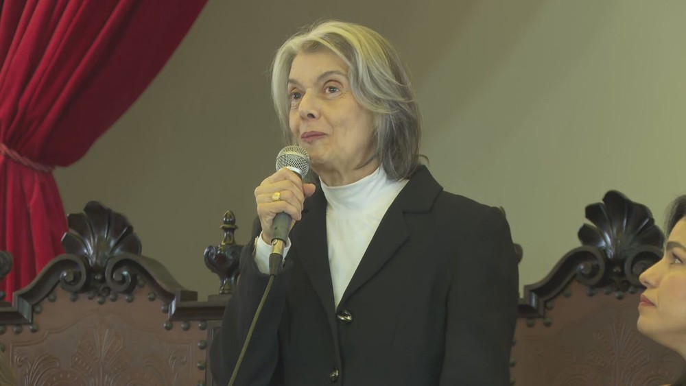 g1's tweet photo. 'As ditaduras não sossegam, então os democratas também não podem sossegar', diz ministra Cármen Lúcia em SP https://t.co/qVs4tKTLiw https://t.co/gea3wYjC6X