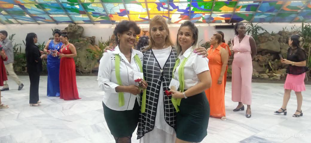 Cubapetroleo1's tweet photo. #OrgulloPetrolero 
Irene Barbado Lucio (directora general) y Rebeca Rodríguez Cordies (especialista de Nóminas) de la Refinería Hermanos Díaz recibieron el Sello "65 Aniversario" de la FMC por su trayectoria y contribución a la industria santiaguera. ¡Felicidades! 🇨🇺

#Cuba #FMC https://t.co/3iriopArSf