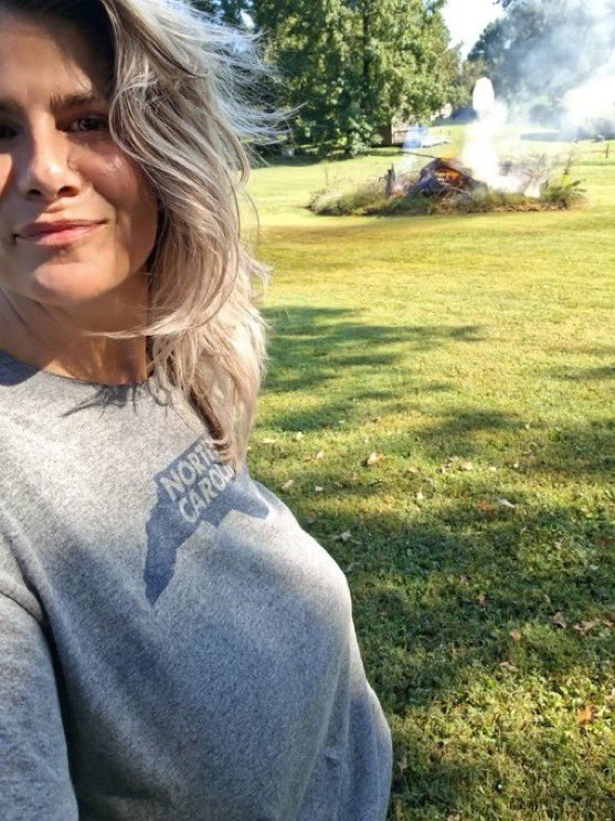 Sarahgsiw's tweet photo. Got tired of staring at this burn pile. 🔥🔥
So today was the day.   And I Shall monitor it from my 67° Van... 🤣  Got an acre around it and I have a hose stretched out and 5 gallons of water in a jug too for spot fires just in case! 💦 
firesafety #burnpile #Blonde #YardWork https://t.co/rlfvjoCpas