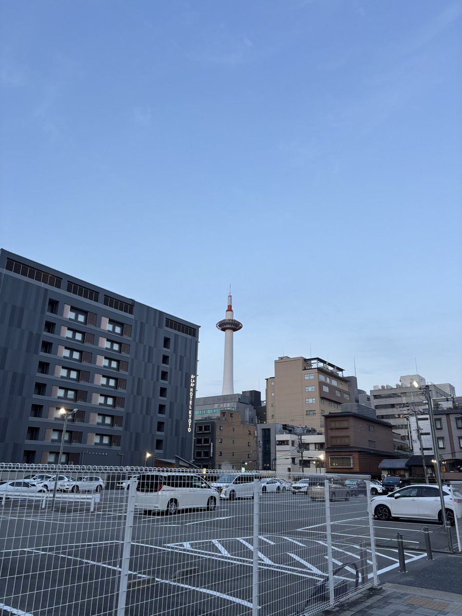 yuusuke57372144's tweet photo. おはようございます😃

京都タワーです😉

競馬始まるよー https://t.co/8ELSPIol3Y