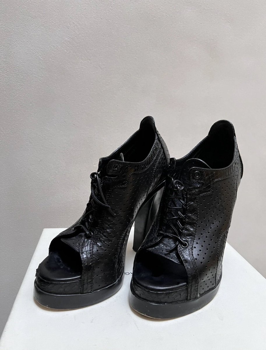 ravenknowss's tweet photo. 2004 Balenciaga Runway Heel
Size: 37
SOLD https://t.co/YAsFfUJuXE