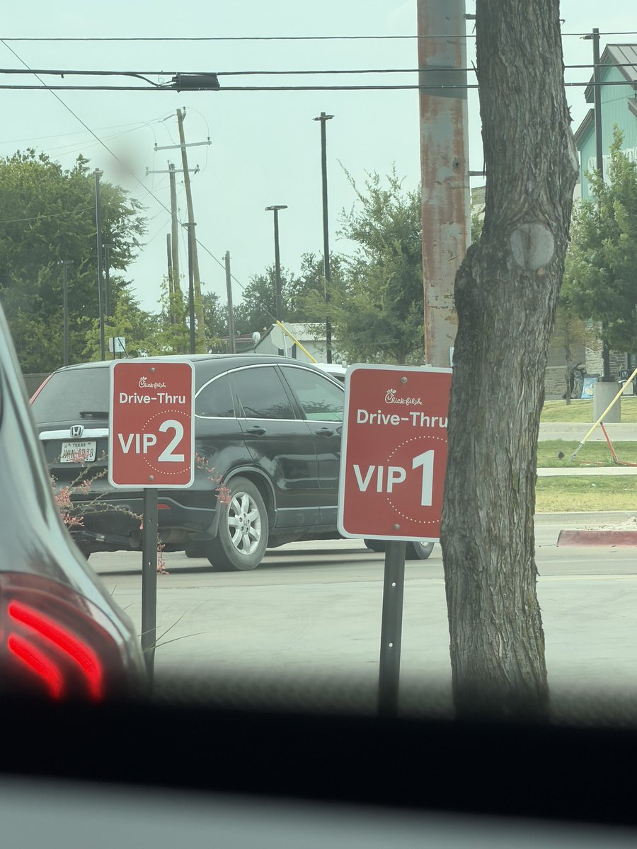 joyridedazed's tweet photo. No f*cking way am i about to get barricade send off for the chickfila cow 😭😭😭😭😭😭😭😭 https://t.co/fxywiLEcFd