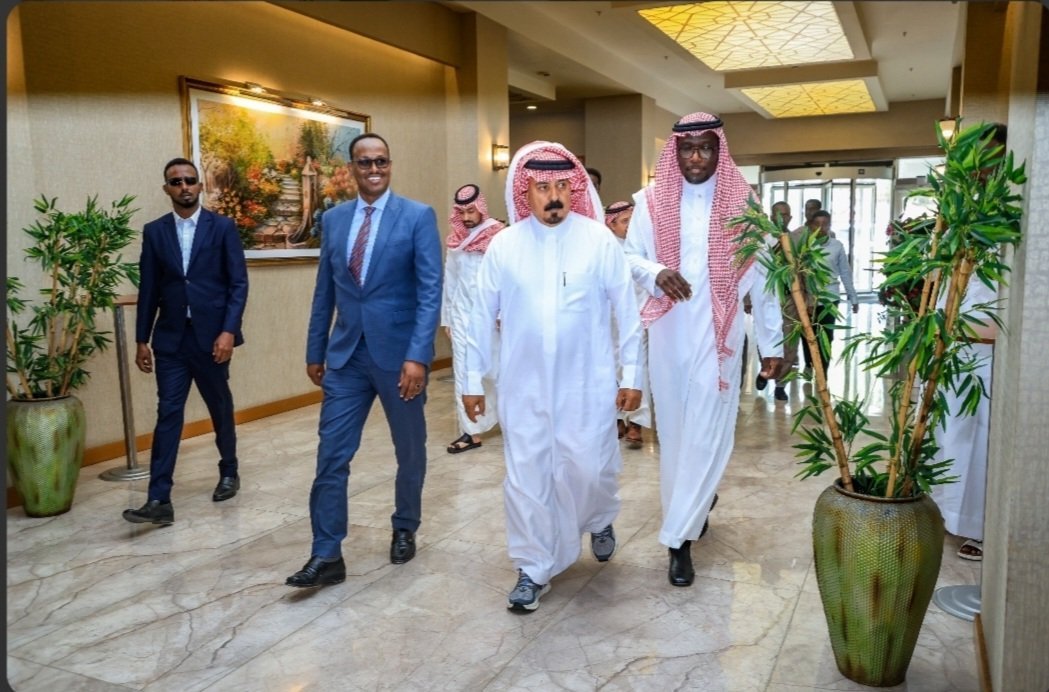 Hudayfiofficial's tweet photo. وصل وفد للمملكة العربية #السعوديه رفيع المستوى برئاسة الأمين العام للتحالف الإسلامي العسكري لمحاربة الإرهاب (IMCTC) إلى العاصمة #الصومال #مقديشو في زيارة رسمية..

وكان في استقباله كبار المسؤولين العسكريين والأمنيين الصوماليين ..

أبرز أهداف الزيارة؛ 

مشاريع مشتركة: إطلاق عدة مشاريع مدعومة من التحالف في الصومال ..

التعاون الأمني: تعزيز التنسيق بين الصومال والتحالف الإسلامي في مجالات الدفاع والأمن ..

محاربة الإرهاب: مكافحة الفكر المتطرف، وتجفيف منابع تمويل الإرهاب، وتبادل المعلومات والتدريب العسكري ..

@imctc_ar
@imctc_en