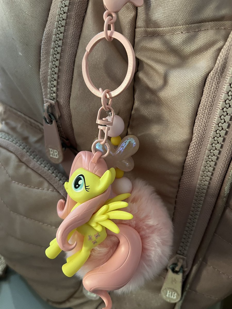 etherealangellz's tweet photo. carrying fluttershy around 💕 https://t.co/ssoICnw2D0