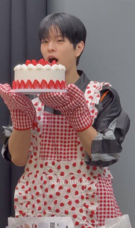 lesbichangbin's tweet photo. little bakerpup doesn’t realize he’s the dessert https://t.co/jVvee4JN7g