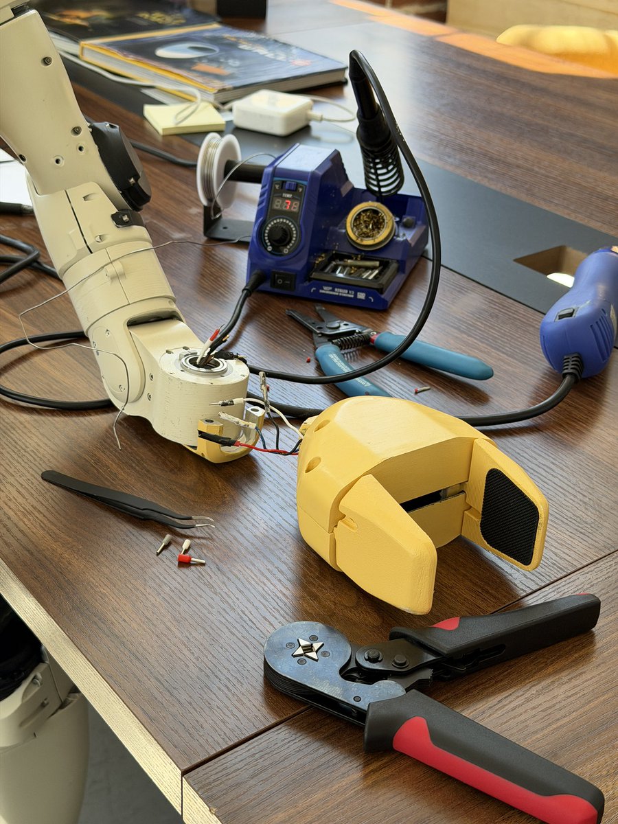 StubbyLittleMK's tweet photo. robot hand surgery right before a demo https://t.co/RtHO9lCauL