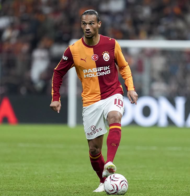 nRsBeRk's tweet photo. Çok değişik bir adam... Pres yapmaz, adam kovalamaz, rahat, defansa gelmez, vurdumduymaz.. Ama takımda leblebi gibi çalım atıp pozisyon hazırlayabilen tek adam. #Galatasaray #LeroySane https://t.co/AfMKmbcdmi