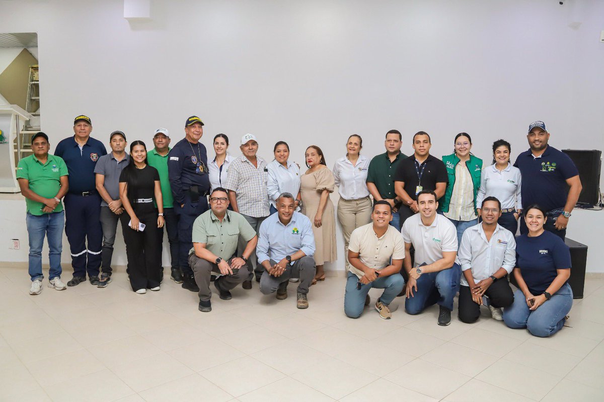 CamComercioSM's tweet photo. Ante las afectaciones ocasionadas por los fuertes vientos registrados durante los últimos días en el municipio de Zona Bananera, se realizó la Mesa Interinstitucional para la Recuperación Productiva y Social, un espacio promovido por la Asociación de Bananeros del Magdalena y La Guajira @asbama_ , @AuguraColombia , en articulación con la @CamComercioSM y la @CRCImagdalena .  

Durante la jornada se consolidó un balance por parte de la Oficina de Gestión del Riesgo de la Alcaldía de Zona Bananera distribuidas en 599 fincas, 565 viviendas y  3.486,93 hectáreas afectadas.  

La mesa contó con la participación de la Alcaldía de Zona Bananera, la Asamblea Departamental, el Cuerpo de Bomberos, ASBAMA, AUGURA, Finagro, representantes de cooperativas de pequeños productores como Coobamag, Coomulbanano, Emprebancoop, Coobafrio y Banafrucoop, las fundaciones bananeras de Unibán y Banasan, @ProsantamartaV y Cámara de Comercio, entre otros actores con presencia e incidencia en el territorio. 

Ver boletín completo aquí 👉🏼 https://t.co/rvhBrq0wji