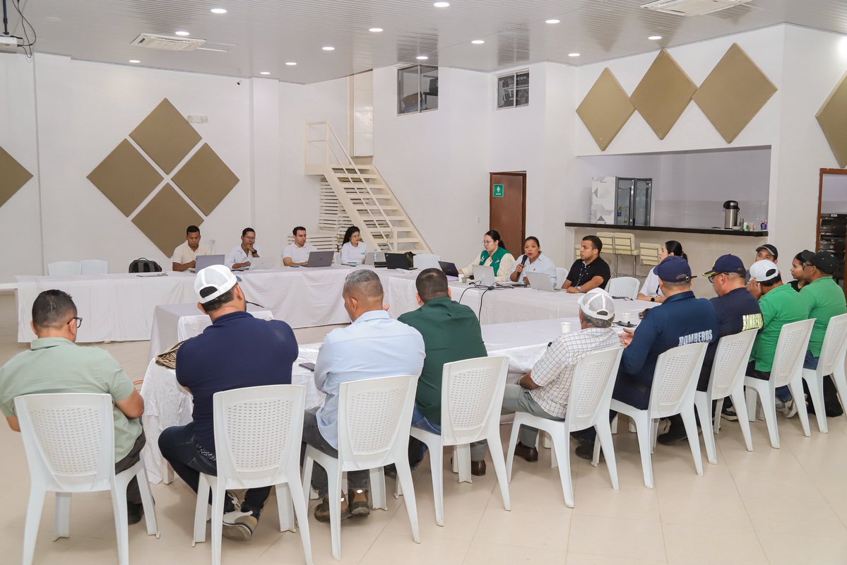 CamComercioSM's tweet photo. Ante las afectaciones ocasionadas por los fuertes vientos registrados durante los últimos días en el municipio de Zona Bananera, se realizó la Mesa Interinstitucional para la Recuperación Productiva y Social, un espacio promovido por la Asociación de Bananeros del Magdalena y La Guajira @asbama_ , @AuguraColombia , en articulación con la @CamComercioSM y la @CRCImagdalena .  

Durante la jornada se consolidó un balance por parte de la Oficina de Gestión del Riesgo de la Alcaldía de Zona Bananera distribuidas en 599 fincas, 565 viviendas y  3.486,93 hectáreas afectadas.  

La mesa contó con la participación de la Alcaldía de Zona Bananera, la Asamblea Departamental, el Cuerpo de Bomberos, ASBAMA, AUGURA, Finagro, representantes de cooperativas de pequeños productores como Coobamag, Coomulbanano, Emprebancoop, Coobafrio y Banafrucoop, las fundaciones bananeras de Unibán y Banasan, @ProsantamartaV y Cámara de Comercio, entre otros actores con presencia e incidencia en el territorio. 

Ver boletín completo aquí 👉🏼 https://t.co/rvhBrq0wji