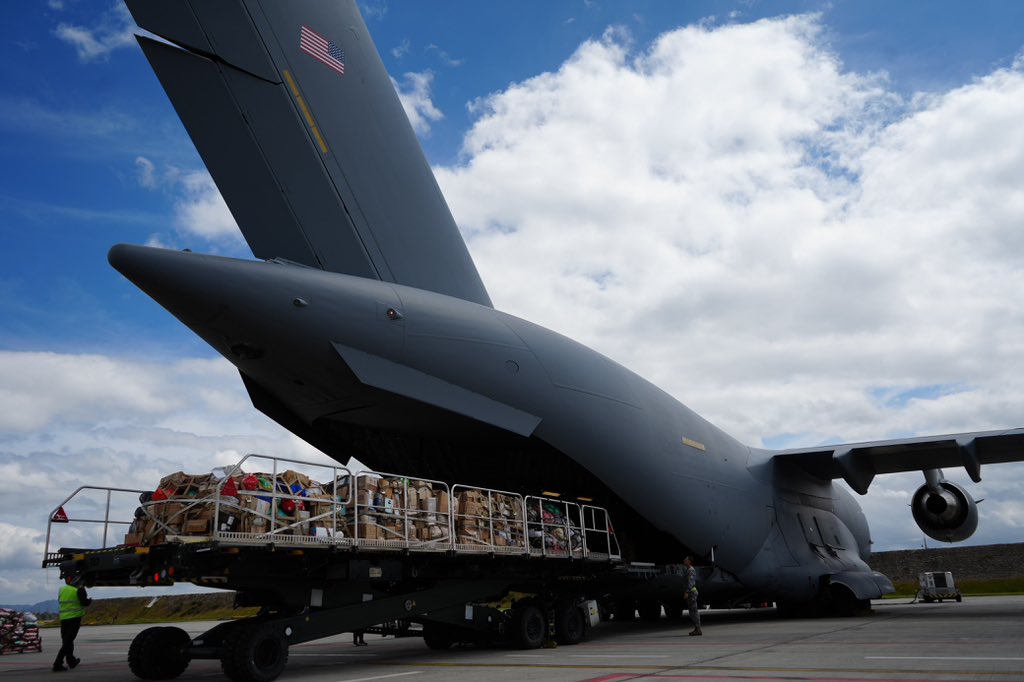 FuerzaAereaCol's tweet photo. Desde Bogotá, la #FuerzaAeroespacial🇨🇴 y @usairforce articulan esfuerzos para transportar 60 toneladas de ayuda humanitaria hacia la ciudad de Cali, destinadas a las comunidades afectadas por el terremoto.
#ProtegemosLaVida
#CATAM
#CENRP https://t.co/TSnV9gEBd4