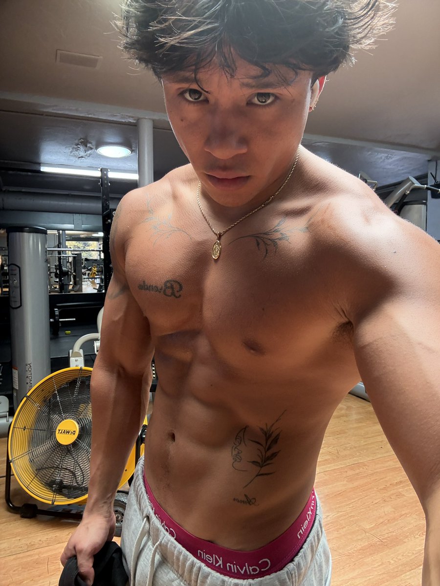 pinoboyyy's tweet photo. missed you guys sorry i had to get jacked real quick https://t.co/6ROF6eO0jh