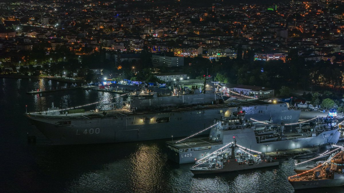 Selcuk's tweet photo. Gecesi ayrı bi' güzel... 🌊🚢

⚓️ #TeknofestMaviVatan 🚀 https://t.co/E0MK9vkF3s
