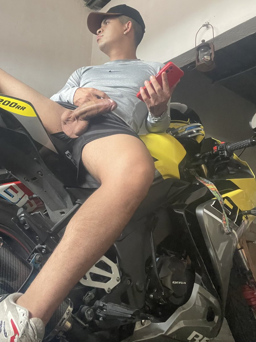alexisuzcat's tweet photo. Te enseño a conducir mi moto, pero primero debes dominar la palanca del dueño🤤👅

Píde mis videos cogiendo⬇️
https://t.co/QakIun3bpq https://t.co/p2bEKHFu5D