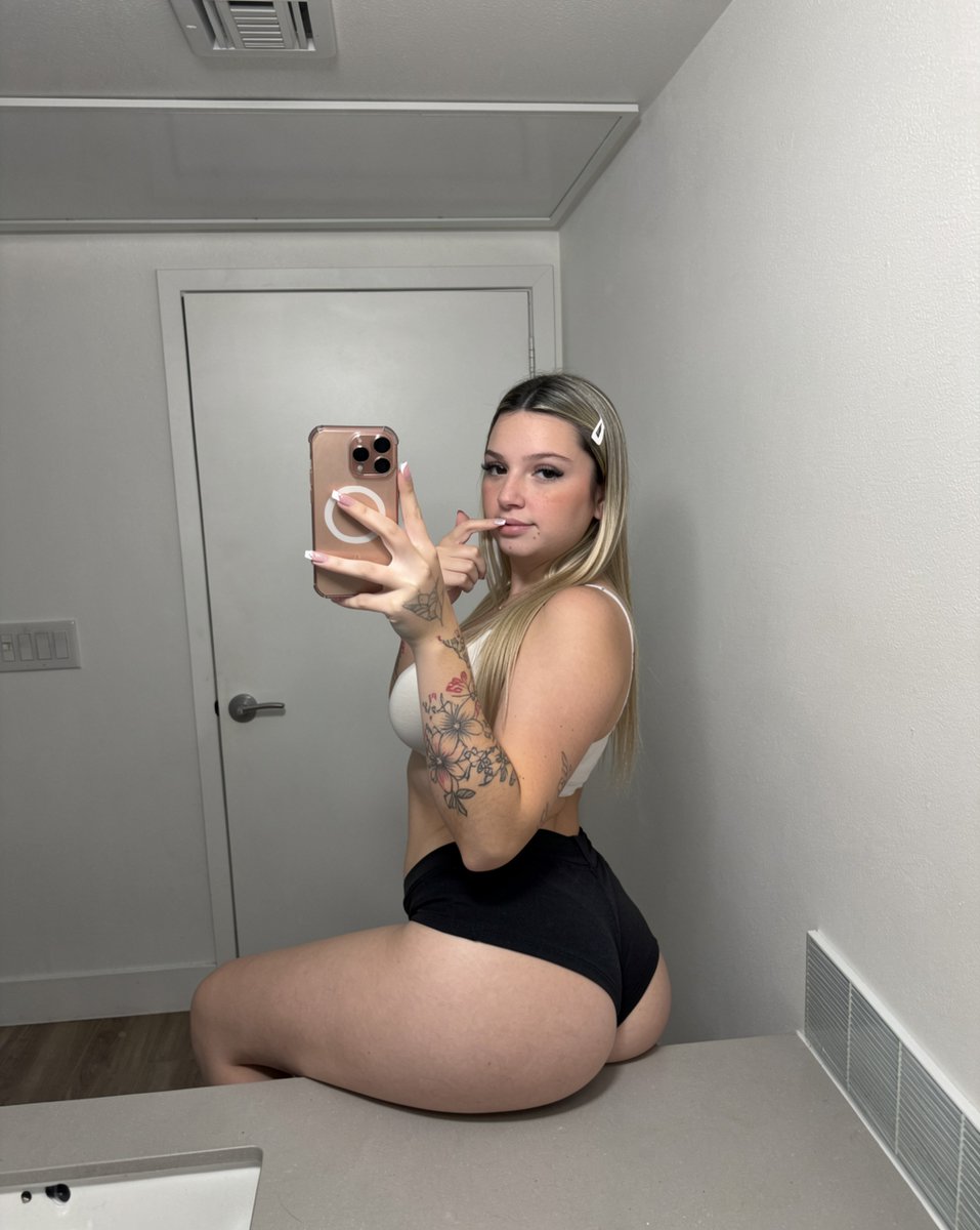 bellacakex's tweet photo. i wonder how easily i could distract u https://t.co/s8AUF38Qzf