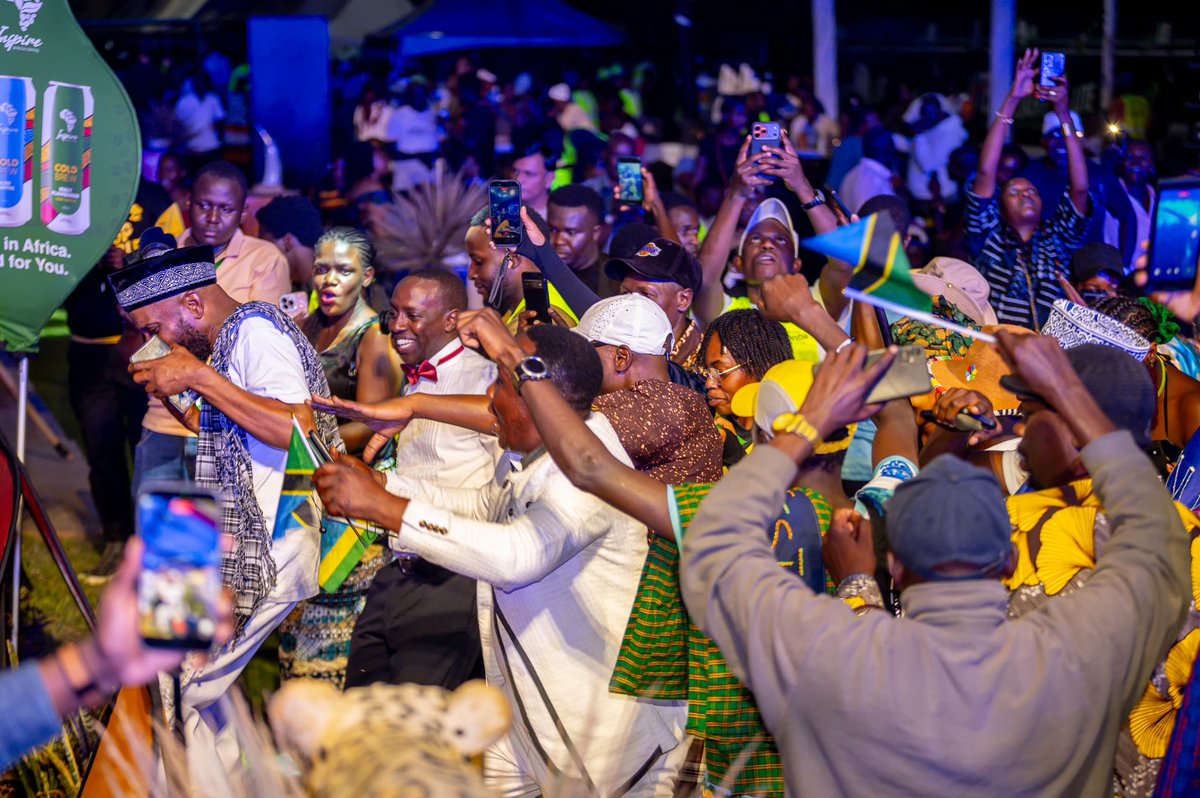 TourismBoardUg's tweet photo. Tonight in Kasese, we hosted the inaugural Uganda Cultural Night, bringing together runners and guests ahead of the 5th edition of the #TuskerLiteRwenzoriMarathon.

With over 40 countries represented at this year’s marathon, the evening was a celebration of Uganda’s rich culture, music, dance and heritage, while also recognising the different nations that have made the journey to Uganda for the race.

Beyond the kilometres that will be covered on the road, moments like these depict the power of sports tourism to bring people and cultures together, while giving our international visitors a deeper experience of the Pearl of Africa.

𝐖𝐞𝐥𝐜𝐨𝐦𝐞 𝐭𝐨 𝐔𝐠𝐚𝐧𝐝𝐚. 𝐓𝐨𝐦𝐨𝐫𝐫𝐨𝐰, 𝐰𝐞 𝐫𝐮𝐧 𝐛𝐞𝐧𝐞𝐚𝐭𝐡 𝐭𝐡𝐞 𝐑𝐰𝐞𝐧𝐳𝐨𝐫𝐢𝐬.

#ExploreUganda
