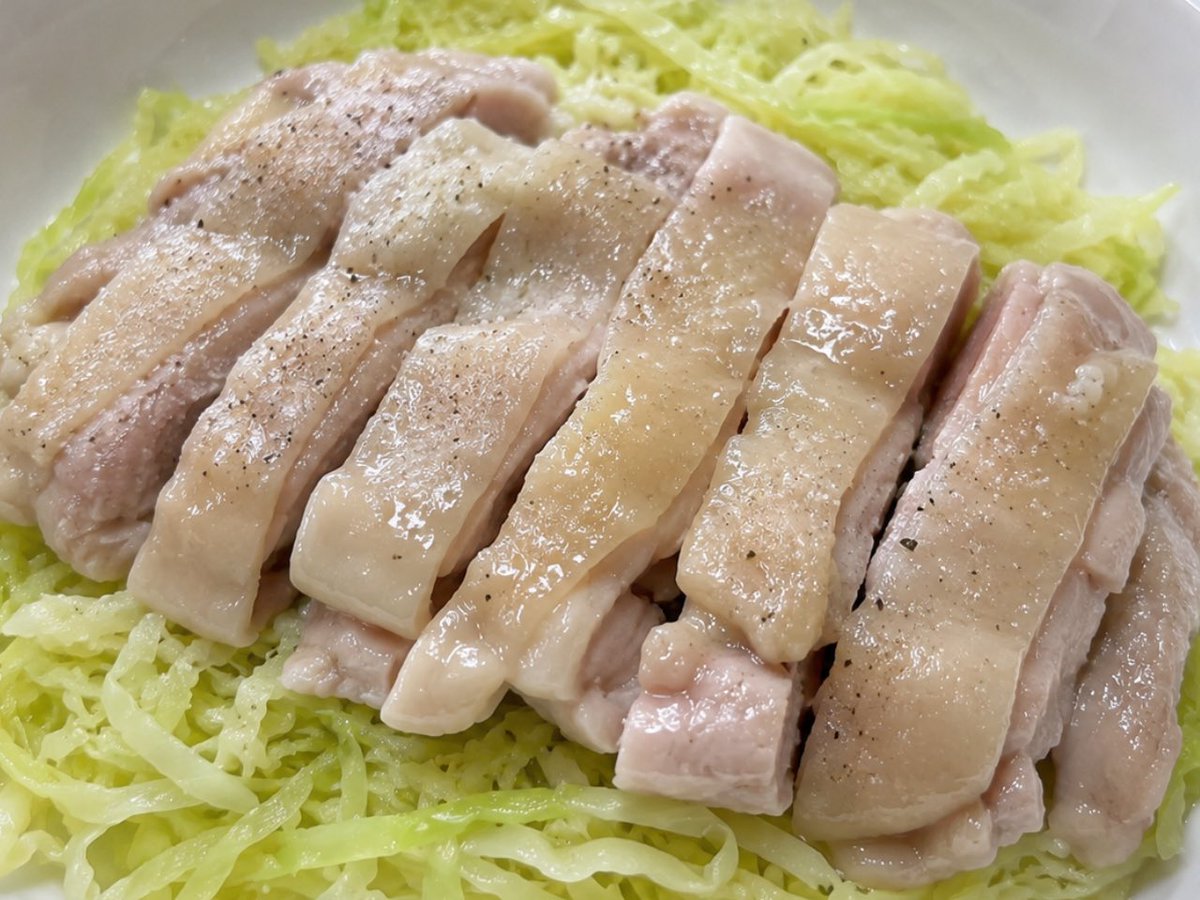 yucha_diet_0's tweet photo. 味付けは塩胡椒だけ。しっとりジューシーな感動の蒸し鶏

①フライパンに切ったキャベツ300gの上に鶏もも肉200〜300gを乗せて、水100ml、酒大さじ1、塩小さじ1/2、胡椒少々を加える。
②蓋をして中火で10分蒸し、火を止めて10分蒸らして完成。

キャベツも一緒に蒸すと甘くなってめちゃくちゃ美味しい。ぜひ鶏肉と一緒に食べて下さい。