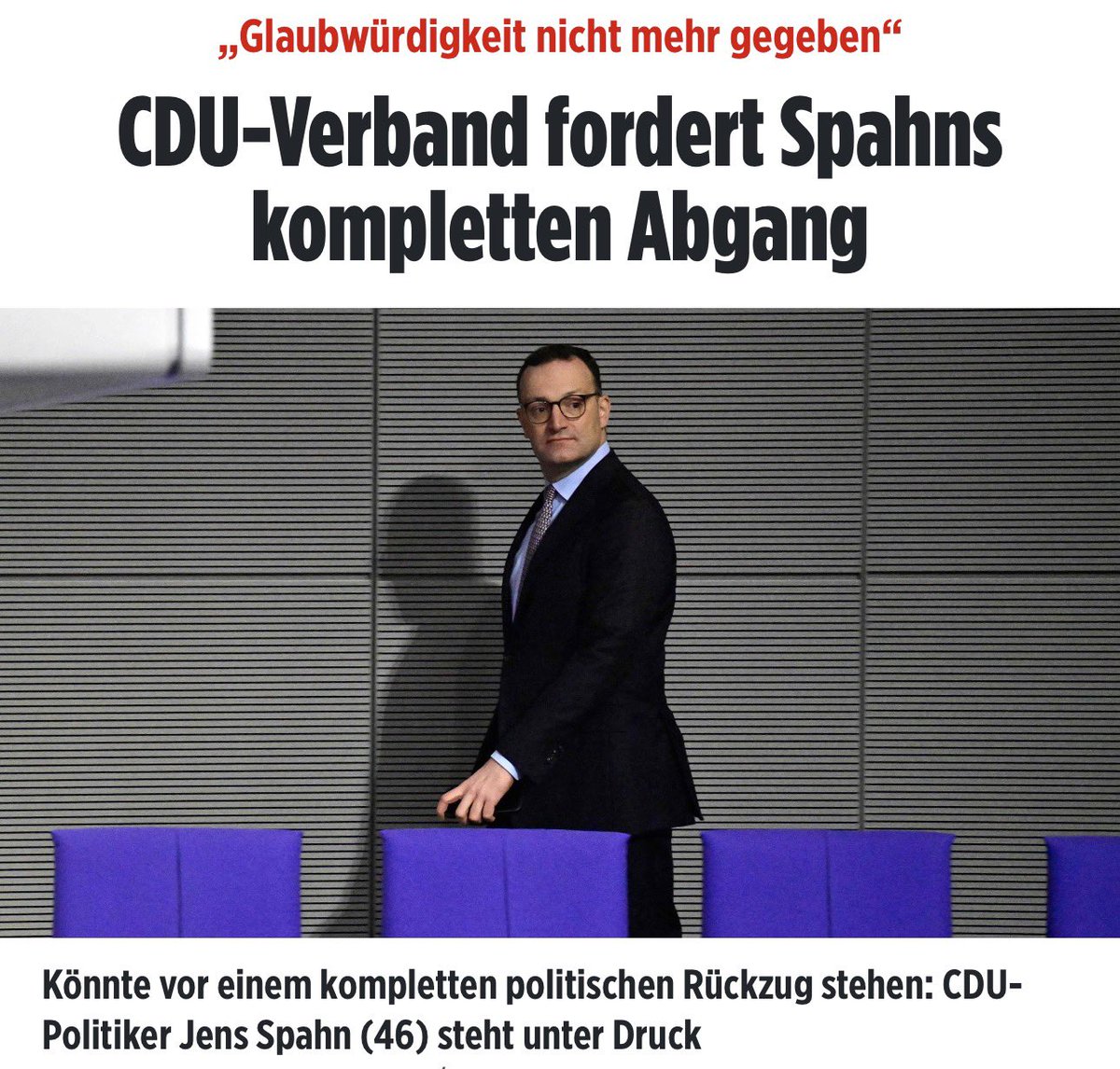 MDiener72345's tweet photo. ##  längst überfällig, aber er weiß über genug Schweinereien Bescheid !  😉  ##

=>  und danach gleich in die Kiste wegen Korruption !

Berlin – Auch nach dem Rücktritt als Unions-Fraktionschef und dem Verzicht auf den Vorsitz des CDU-Bezirksverbands Münsterland bleibt Jens Spahn (CDU) unter Druck. Erstmals fordert ein CDU-Gemeindeverband aus seiner Heimatregion, dass Spahn auch sein Bundestagsmandat niederlegt.
In einem offenen Brief warf der 240 Mitglieder starke CDU-Gemeindeverband Wadersloh Mitte Juli Spahn vor, mit seiner privaten Entscheidung für eine Leihmutterschaft gegen Grundwerte der Partei verstoßen zu haben. Der Verband ist zwar im Münsterland beheimatet, aber außerhalb von Spahns Wahlkreis. In dem Brandbrief heißt es: „Ihre Entscheidung, gemeinsam mit Ihrem Ehemann über eine Leihmutter gegen Bezahlung ein Kind austragen zu lassen, ist unvereinbar mit den Werten unserer (…) Partei.“ Und weiter: „Ein Kind ist keine Ware, die man sich kauft!“ Es entstehe hier der „Eindruck einer Doppelmoral zwischen den Maßstäben, die politisch vertreten wurden, und Ihren persönlichen Entscheidungen“.
Der Gemeindeverbandsvorsitzende der CDU Wadersloh, Thomas Lorig, sagt jetzt zu BILD: „Spahn sollte sein Bundestagsmandat auf jeden Fall niederlegen.“ Seine Begründung: Politik lebe von Glaubwürdigkeit und Vertrauen. „Diese Glaubwürdigkeit sehen wir bei Herrn Spahn nicht mehr als gegeben an.“ Lorig beschreibt die Stimmung an der CDU-Basis nach dem Fall Spahn als dramatisch. „In WhatsApp-Gruppen sorgt das für Unverständnis, Wut und Empörung. Auch in Gesprächen mit Bürgern und CDU-Mitgliedern fällt das auf. Das ist ein ernstes Problem.“