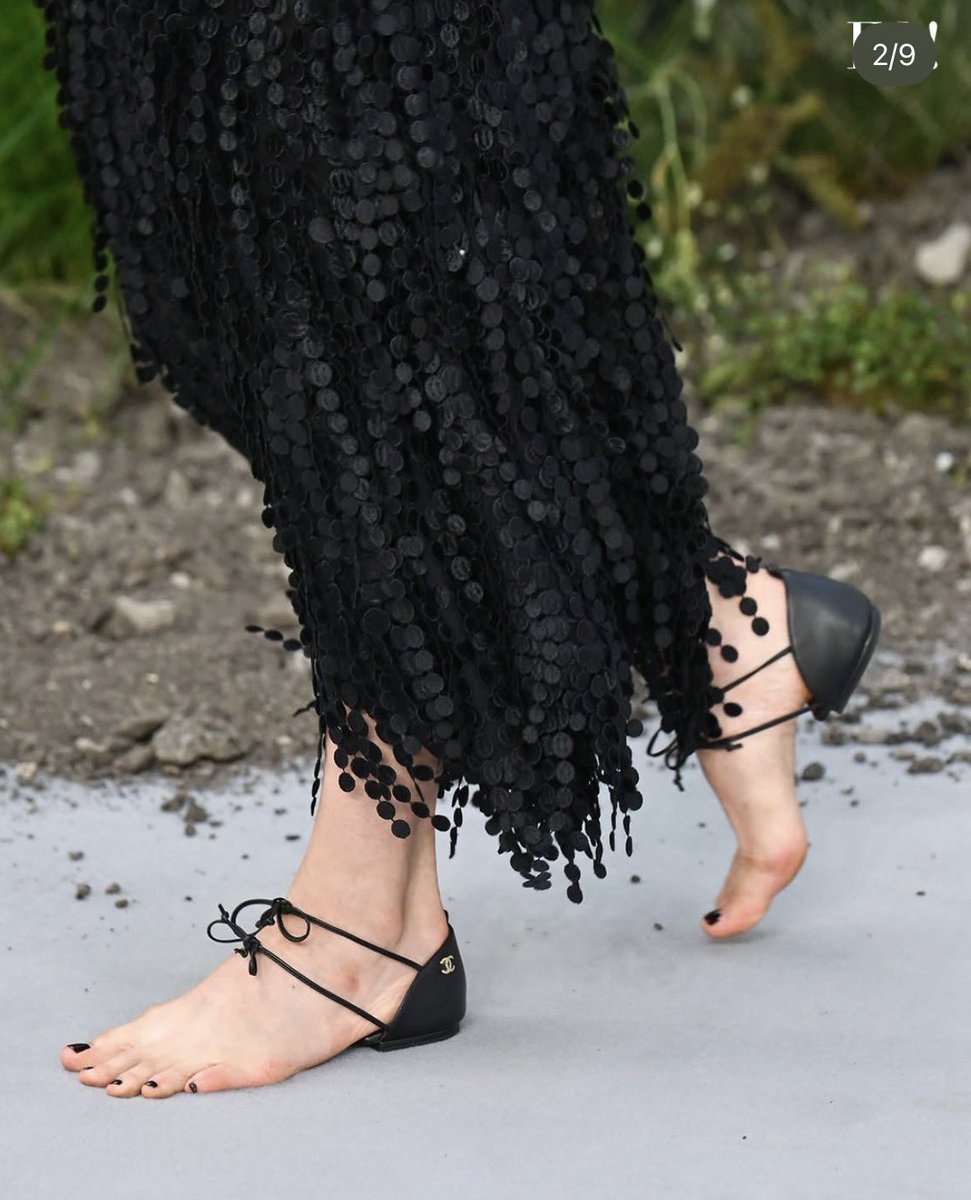 peppe_roncino's tweet photo. ANALISI PIEDI MARGARET QUALLEY
Piedi nel complesso graziosi ed eleganti, con foggiatura dell’avampiede alla greca e armonici in tutte le loro curvature.
Se proprio devo trovare un piccolo difetto l’articolazione metatarso-falangea del quinto dito risulta sbilenca.
VOTO PIEDI: 9. https://t.co/3yyZOzZFC6