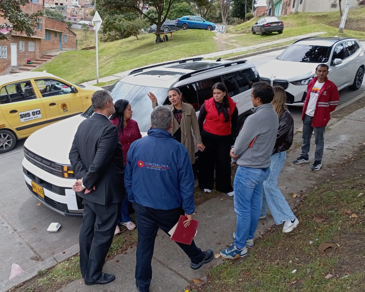 ContraloriaBta's tweet photo. 🔎 Visitamos, junto con la administración local, el predio del salón comunal #LasLomas, en #RafaelUribeUribe, que  presenta demoras en la licencia de construcción y cuyo contrato por $847 millones se suscribió en 2023.

¡Mantenemos la vigilancia sobre la inversión de recursos en la Capital! 🏢📐

#ContraloríaDeBogotá #ControlFiscal