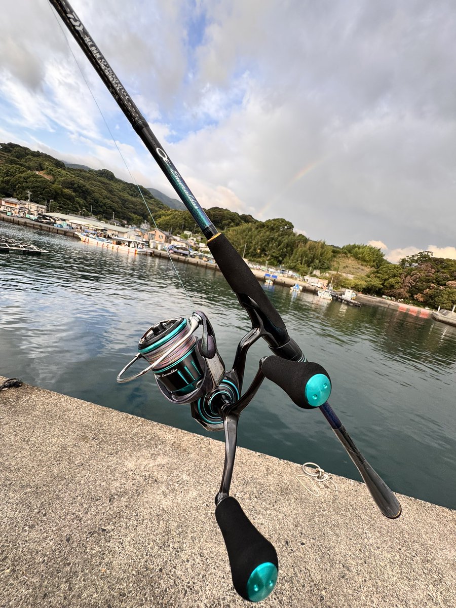 350zRYO's tweet photo. 昨日の夜から釣りに来た！少し雨降ってて虹出てる！🌈

いい事ありそうだ！ https://t.co/xB8bcWUfxx