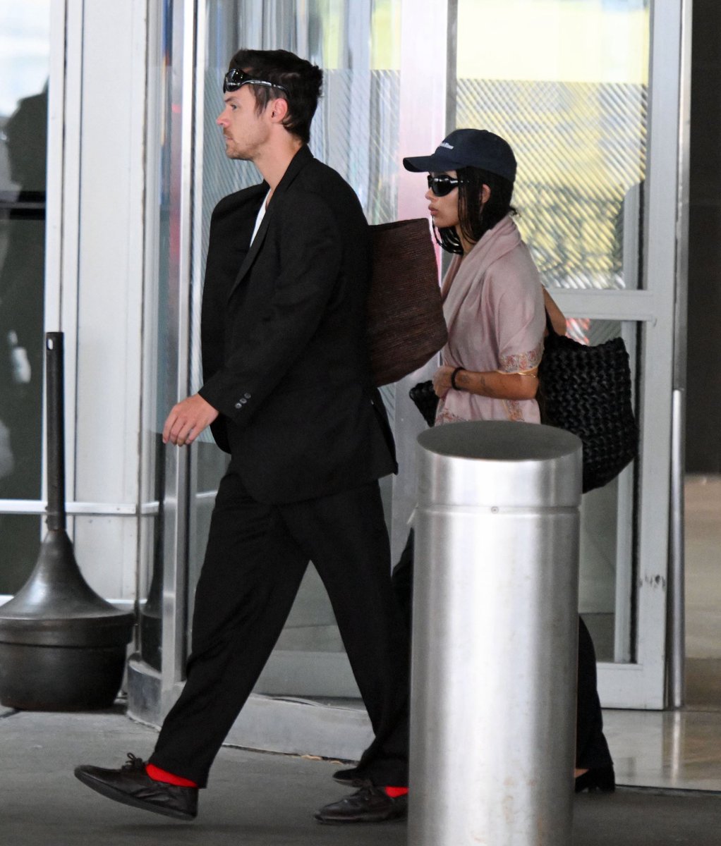 BOHSCandids's tweet photo. Harry Styles and Zoë Kravitz at JFK airport - August 21 https://t.co/tKXGNmk0Gs