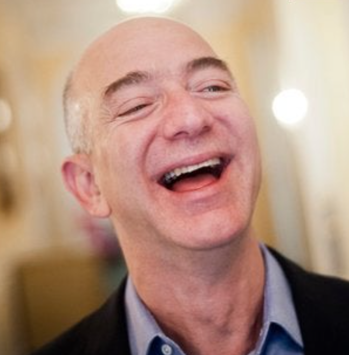 LeaBourseFR's tweet photo. En 2013, Jeff Bezos promettait à la TV américaine des livraisons par drone en 30 minutes d'ici 2030.

Sur le plateau : TOUT le monde a rigolé.

Et pourtant... En 2026, c'est déjà une réalité.

Amazon livre par drone dans + de 70 villes et vise 500 millions de colis/an d’ici 2030.

Je ne tiens pas à être rabat-joie, mais pendant ce temps, en 🇫🇷 :

→ On débat de la dangerosité des drones
→ On empile les réglementations
→ On explique qu’il faut "encadrer" l’innovation

On préfère souvent réglementer le futur plutôt que le construire : c'est tellement dommage.