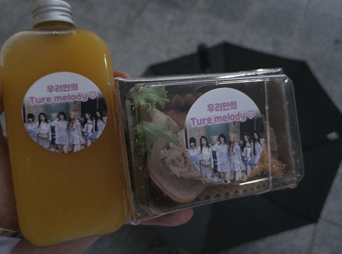 obd7happy's tweet photo. 260822 'MBC 쇼! 음악중심' 사녹.

오늘은 베이비가 짠! 😽
그리고 역조공 간식!
샌드위치! 음료는 오렌지로 선택~😊

#OURBIRTHDAY #아워벌스데이 #OBD
#OBD_SQUEEZY #SQUEEZY https://t.co/5T1A9hWFJw
