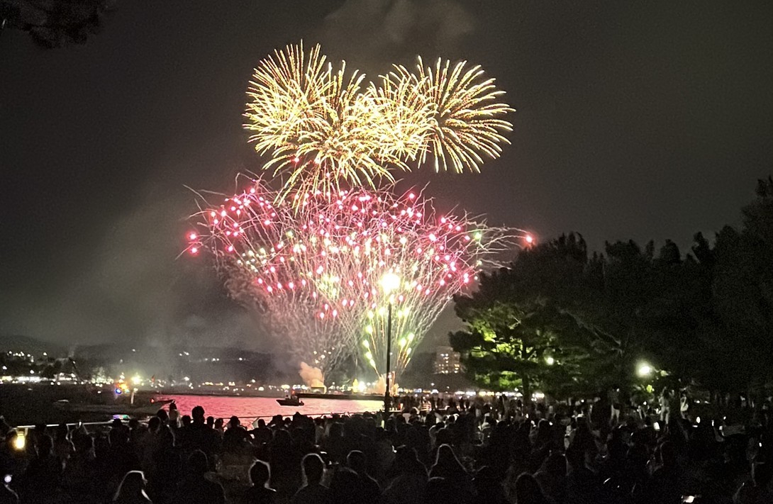 yoshinew25's tweet photo. 横浜・金沢区、海の公園で「第52回金沢まつり花火大会」開催！ 8月22日（土）

半世紀を超えて地域に親しまれてきた歴史ある花火大会で、今年は約3,500発を打ち上げ予定。八景島、野島、海の公園に囲まれた海上から次々と花火が上がり、海面を鮮やかに照らします。
https://t.co/ZyMHzKSC3o https://t.co/x31dOvDUWm