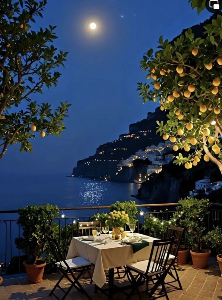 naturalbeautyi7's tweet photo. Night in italy 🇮🇹 https://t.co/qC16Drkxl4