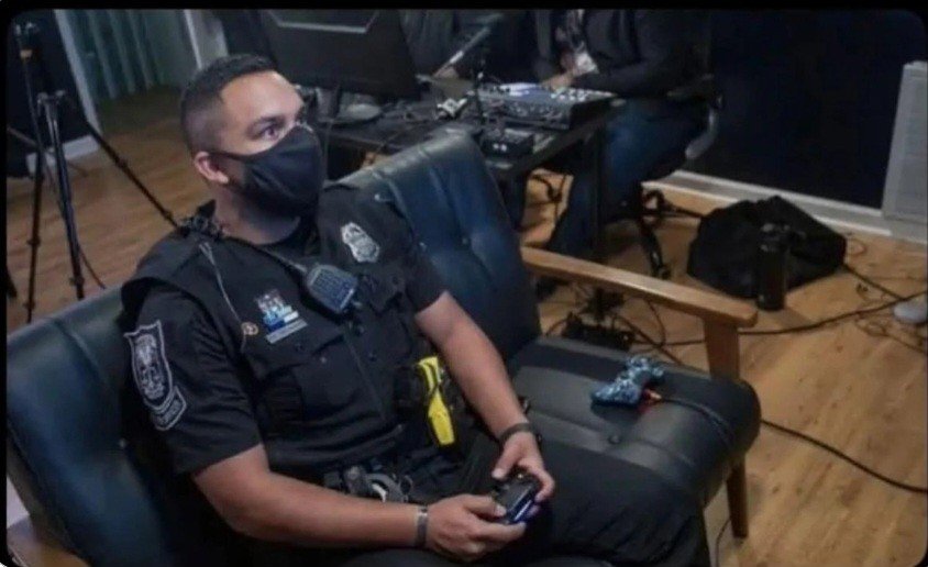 itzNick700's tweet photo. @CYBERLEEKO Police at his house https://t.co/SmwuOmPWc4
