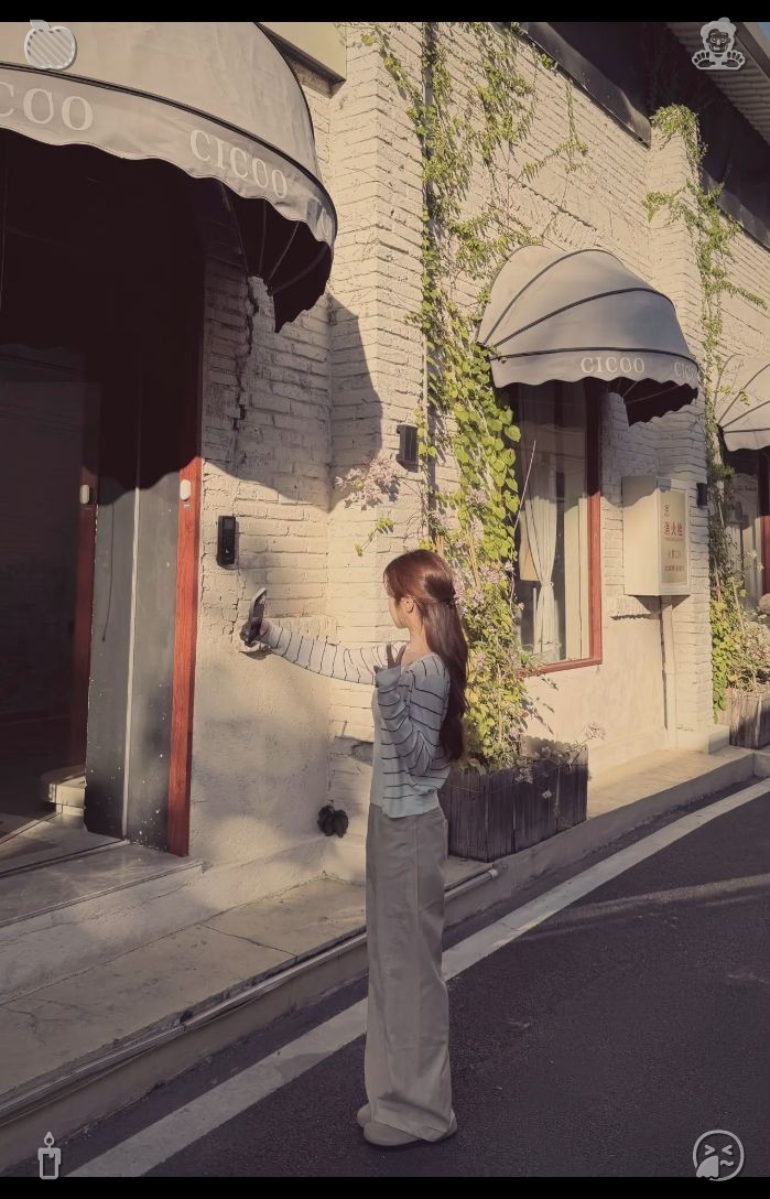 SaeidFallah6's tweet photo. 👫German Lesson, thoughtfully arranged. There stands Eleanor, her hair swept into a casual bun, a canvas bag resting on her shoulder; her face is rosy from the stroll, and her gaze brightens upon spotting Clara, as though their last encounter at the village market were not mere https://t.co/YUT5Si7mK2