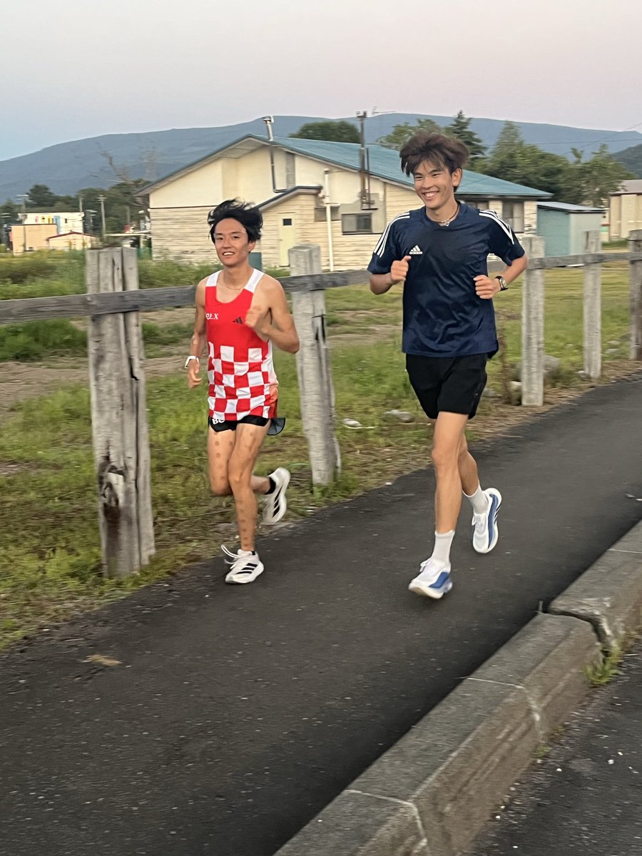 belx_ekiden's tweet photo. 今年の北海道は涼しく感じる日が多い気がします。
北海道二次合宿も順調に消化できていて、確実にチーム力アップを感じられています。
全員は撮影できませんでしたが練習後の風景！
いよいよ来週は北海道マラソンです。
吉田響選手も順調に調整しております！
#サンベルクス #belx #北海道マラソン https://t.co/qXem2JyPuM