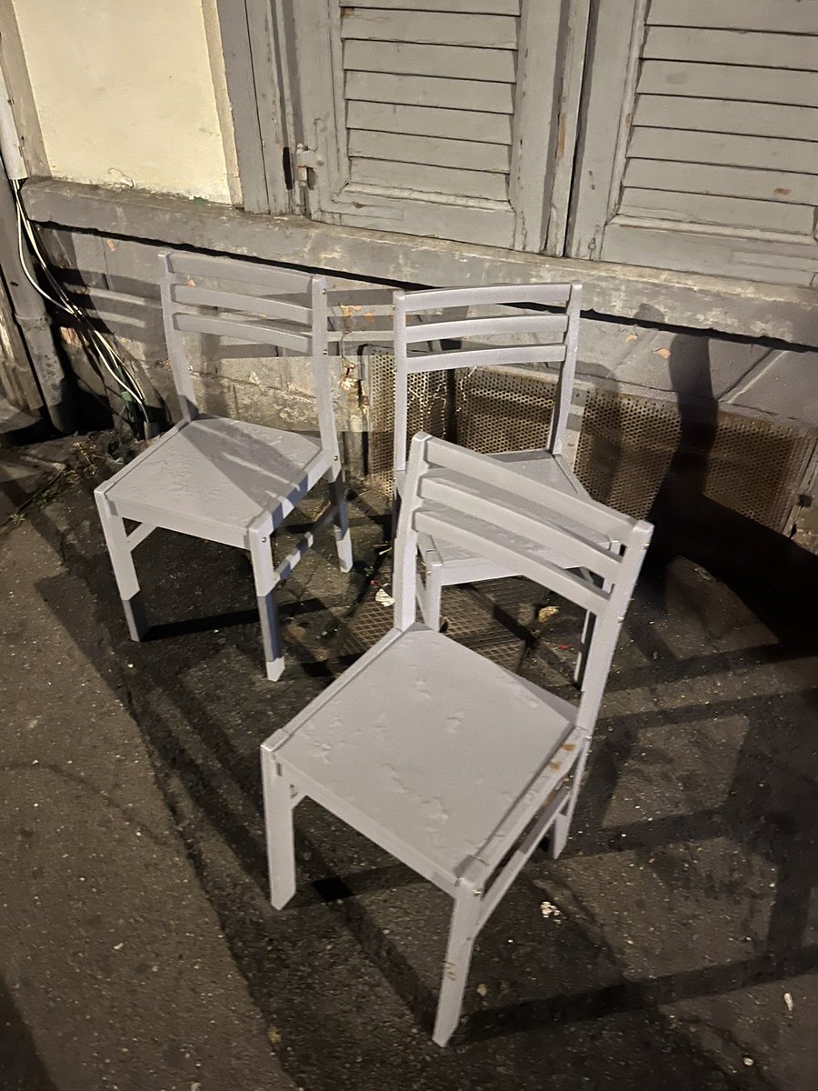 Frenchteuchman's tweet photo. C’est quoi ces chaises de merde ? https://t.co/qytXTvNIaJ
