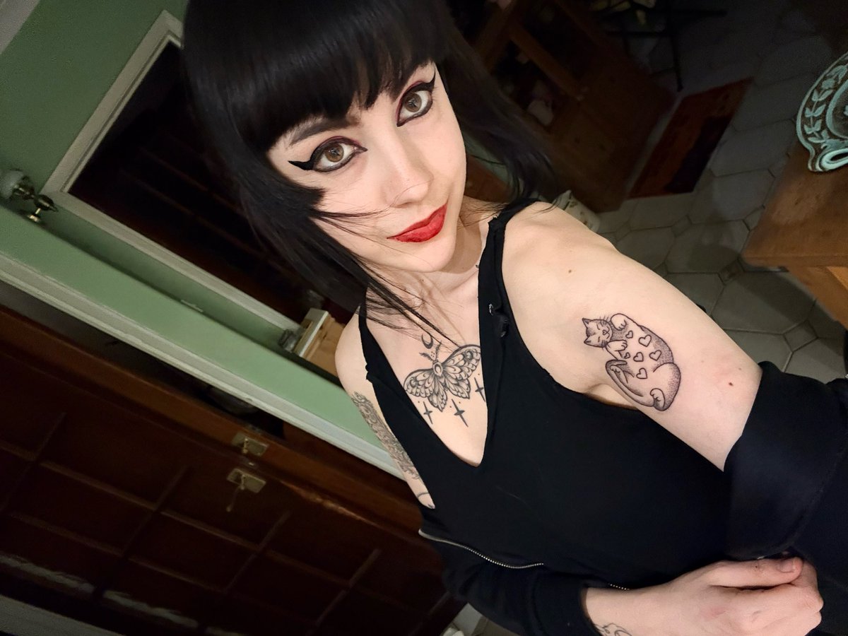 bbeegirIs's tweet photo. showing off the new kitty tattoo https://t.co/Qs5vMdF2d0