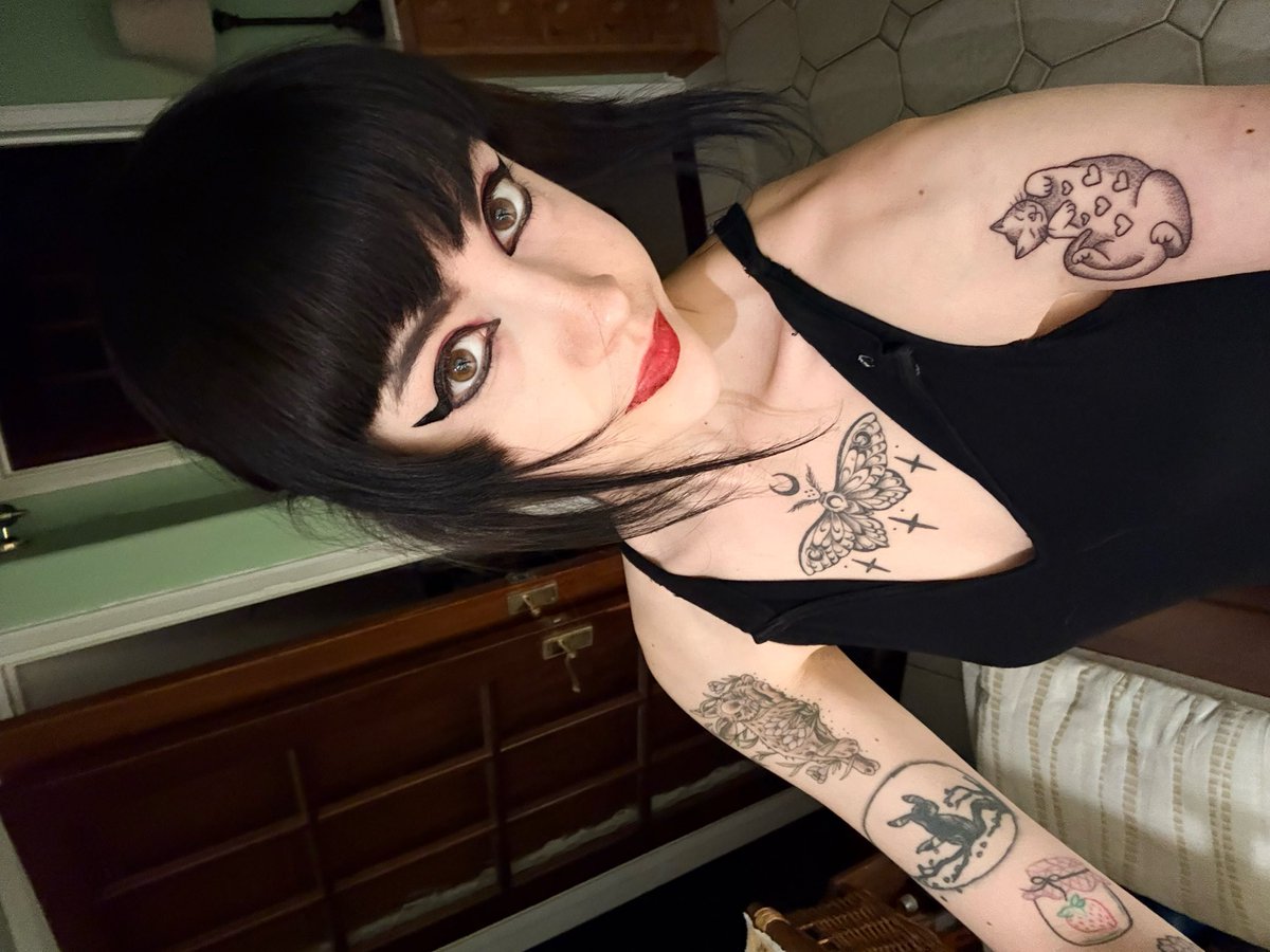bbeegirIs's tweet photo. showing off the new kitty tattoo https://t.co/Qs5vMdF2d0