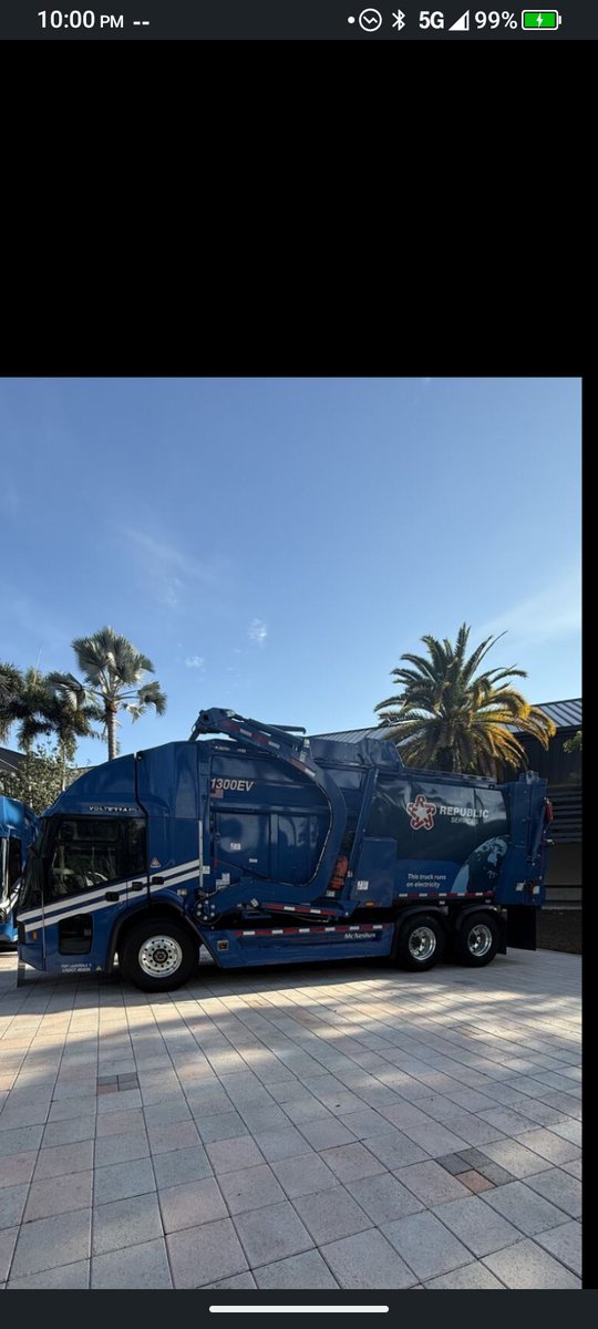 DumpsterEarth's tweet photo. Pretty nice futuristic front end loader all Waste has value check out the book link is in my Bio https://t.co/dZsog5hFdp