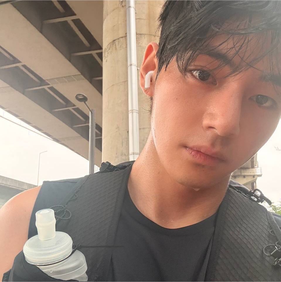 revebythv's tweet photo. nunca serán Taehyung sirviendo rostro mojado después de correr https://t.co/dJEN6wwPNh