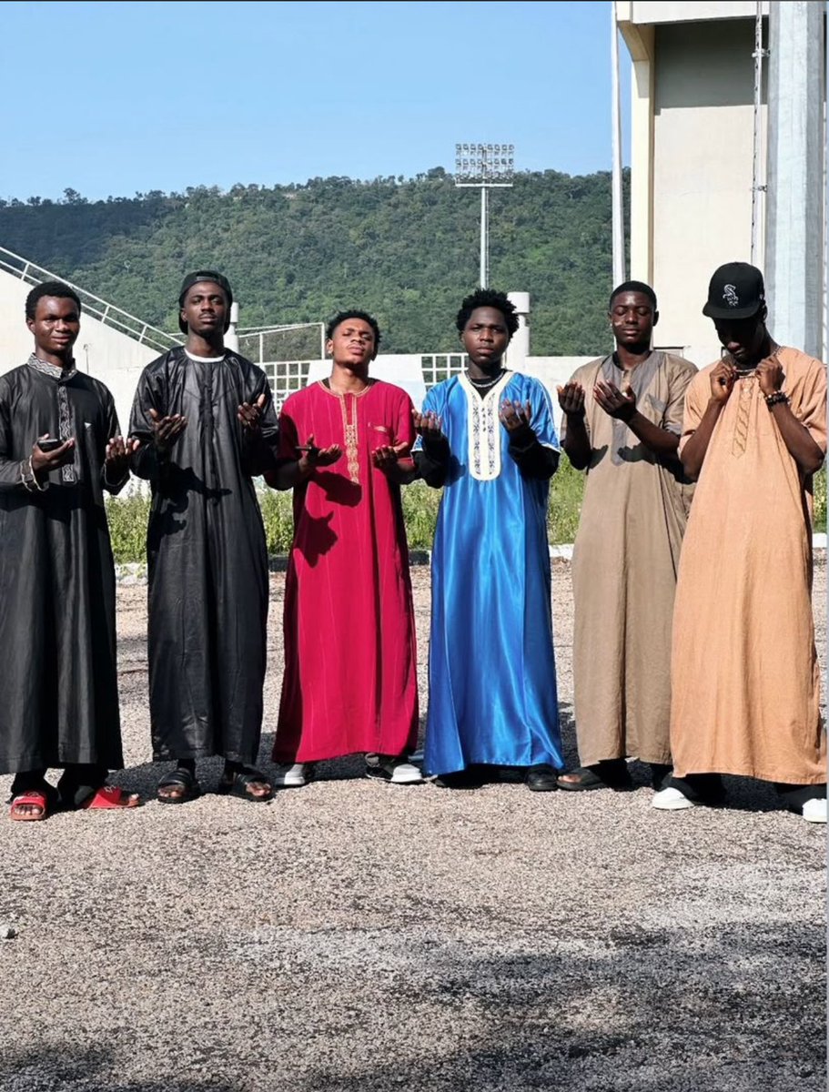 iconicdrizzy_'s tweet photo. day 1 of me trying to force a viral twitter meme …. This is me (blue cloth) doing the prayer hands with the bros https://t.co/H9q8Zc78a4