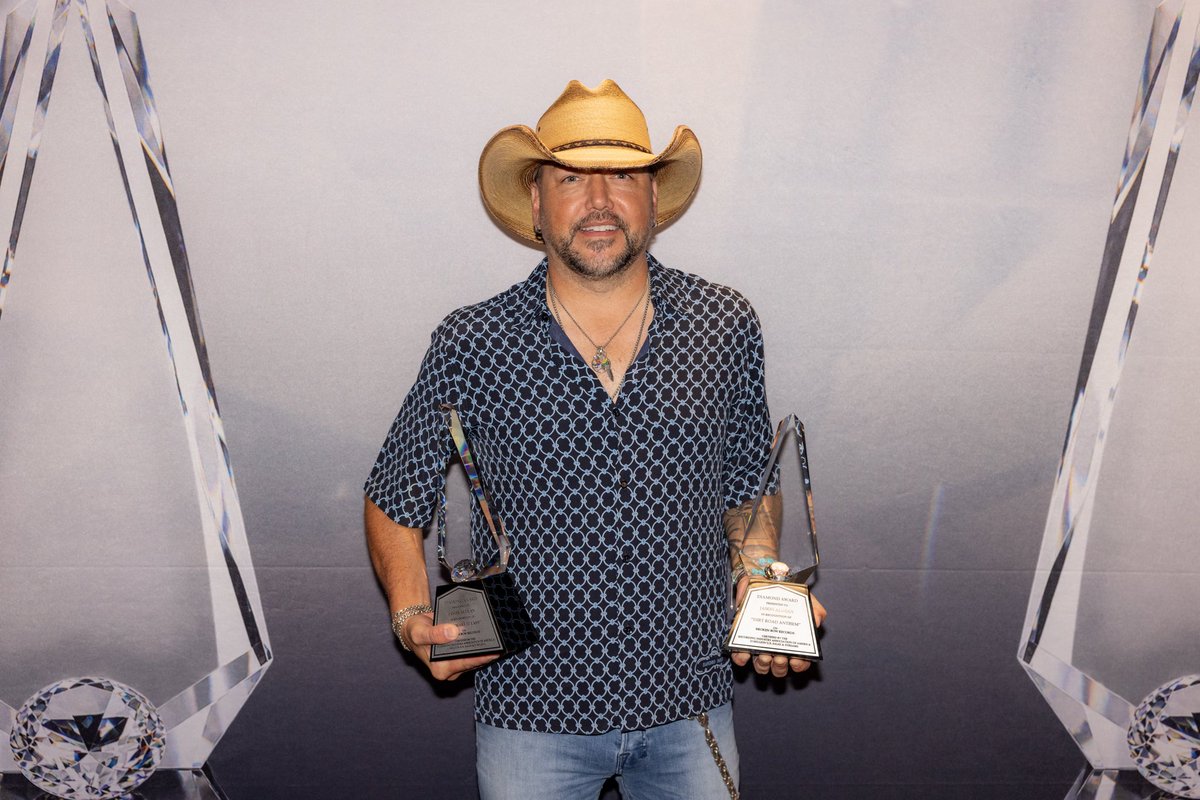Jason_Aldean's tweet photo. Last night my team surprised me with something pretty special. Two of our songs reaching Diamond status is a career milestone I never could have imagined when we were making these records. Thank you guys for making these songs part of your lives and for sticking with us all these years.

📸: Justin Mrusek