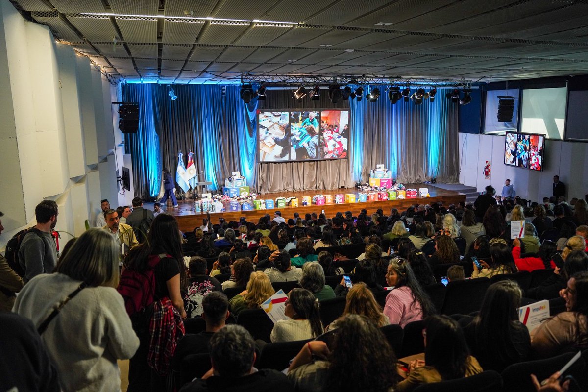 tori_flores's tweet photo. ♻️🧵 Cuando un residuo se transforma, hay una oportunidad

Cerramos una nueva edición de Impulsá 2026, el programa que acompaña a emprendedores de Córdoba para transformar residuos textiles en productos de valor y generar nuevas oportunidades de trabajo.

Como parte del cierre, entregamos 62 máquinas de coser*a municipios y organizaciones que participaron de la propuesta, para que puedan seguir desarrollando y haciendo crecer sus proyectos. 🪡💚