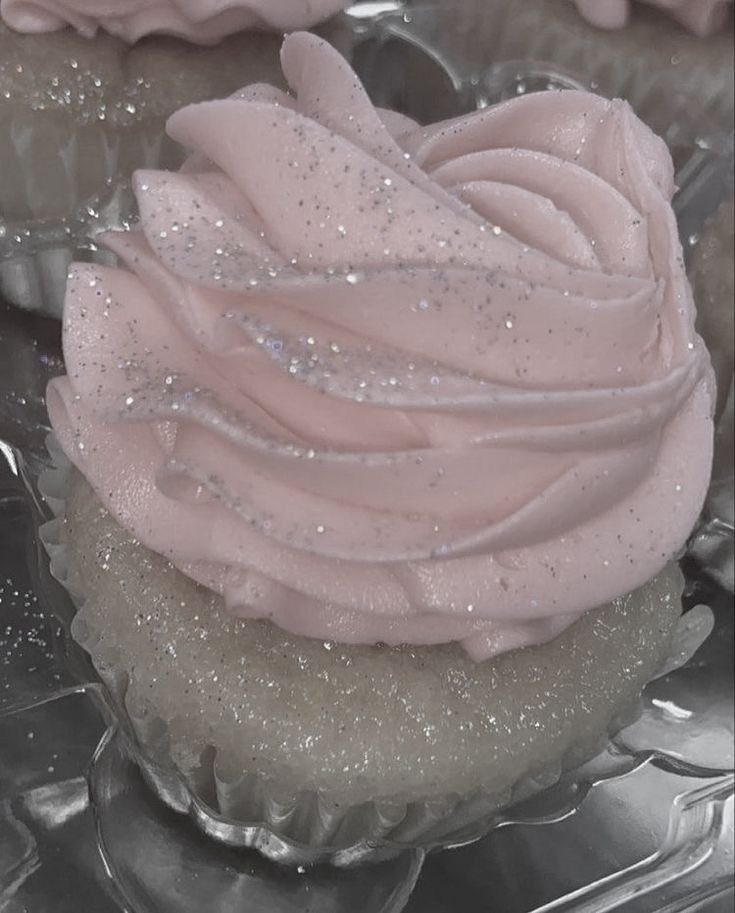 hammycupcakes's tweet photo. 𝜗𝜚 . ‧꒦꒷₊˚pink cupcakes🧁⋆˚₊‧🥄๋༘࣭⋆ https://t.co/cmEgfxC1Kx